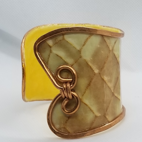 E Snake Skin Cuff Yellow Interior - Picture 5 of 10